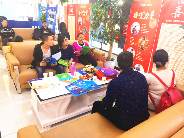 春風(fēng)十里，不如踏青來新華報(bào)名的你！