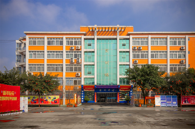 春風(fēng)十里，不如踏青來新華報(bào)名的你！