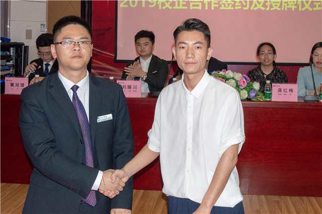 2019四川新華校企簽約再上新臺階！