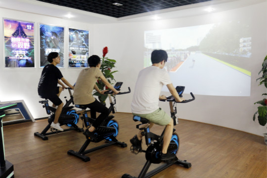 百家媒體進校園，新華“黑科技”開放周嗨翻天！