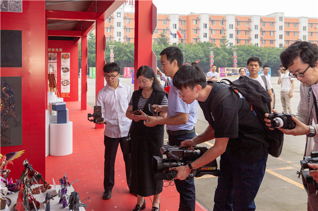 百家媒體進(jìn)校園，讓你看到一個不一樣的四川新華！