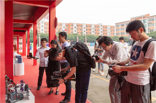 百家媒體進(jìn)校園，讓你看到一個不一樣的四川新華！