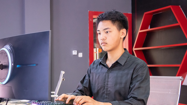 向陽(yáng)而生，茁壯成長(zhǎng)