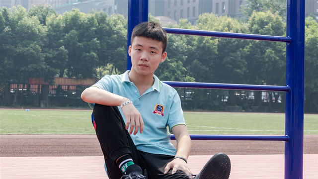 付忠?guī)洠焊绺缤扑]我來(lái)四川新華學(xué)互聯(lián)網(wǎng)技術(shù)