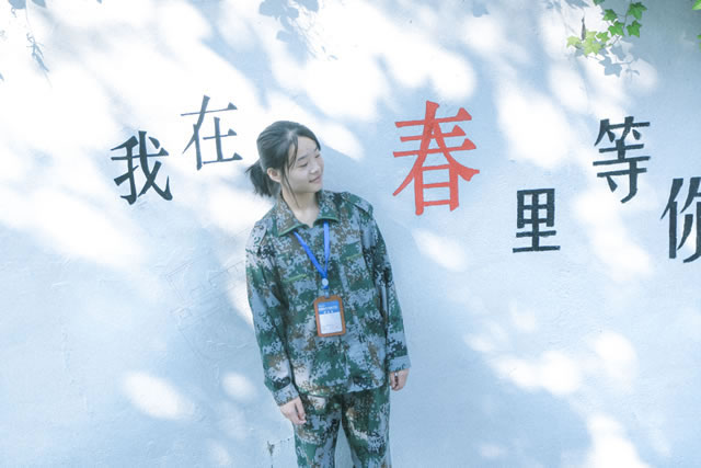 【讓蝴蝶飛過滄?！坑鲆娦氯A，遇見十里桃花