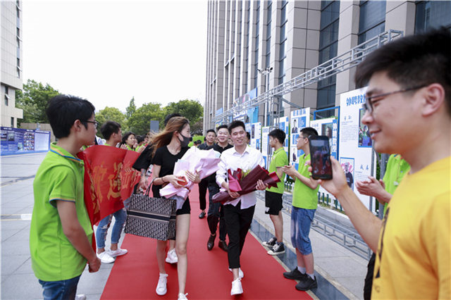 【讓蝴蝶飛過滄?！坎┞動谛氯A，耀眼于藍天