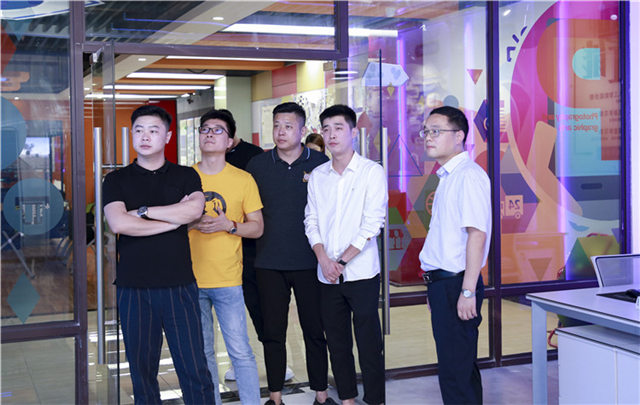 【讓蝴蝶飛過滄?！坎┞動谛氯A，耀眼于藍天