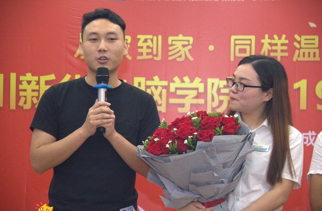 畢業(yè)五年身家千萬，難忘母校情誼