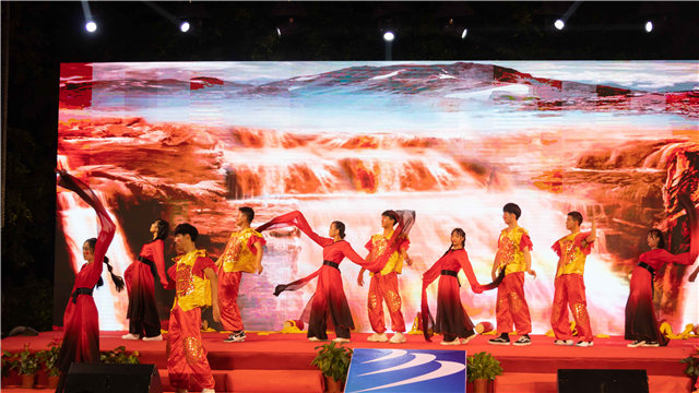 四川新華舉辦“歌唱祖國?圓夢新華”大型文藝晚會(huì)