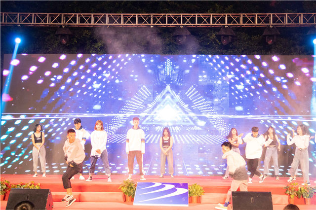 多圖預(yù)警，四川新華“慶國慶·迎新生”大型文藝晚會精彩回顧！