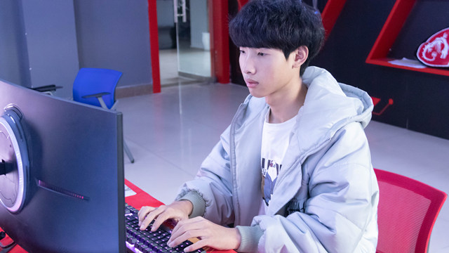 新生故事|秦金鵬：初中輟學(xué)來新華，圓自己一個“電商夢” 