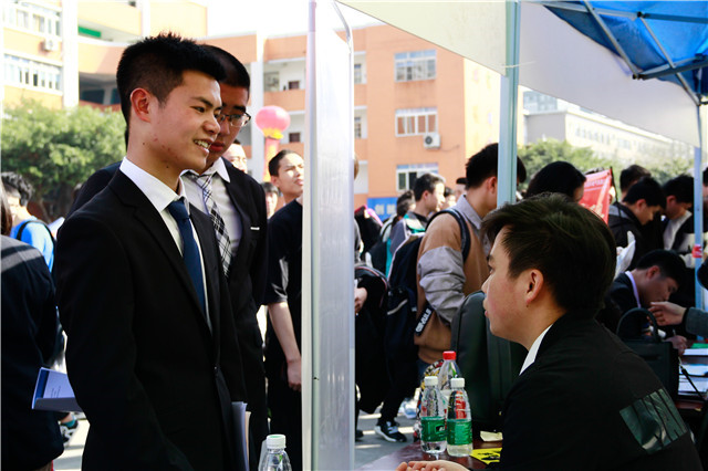 “畢業(yè)季”來臨，同學(xué)們?nèi)绾螌崿F(xiàn)就業(yè)無憂？