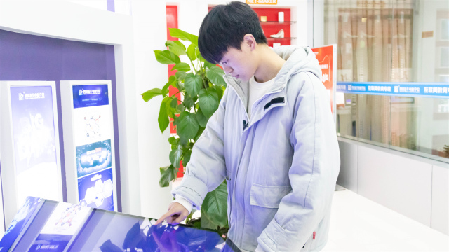 打工太辛苦，重返校園拾起心中熱愛(ài)