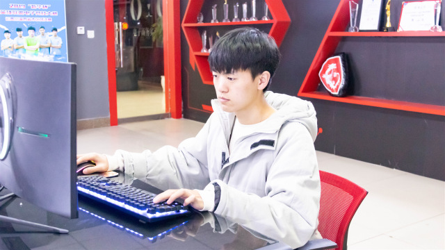 打工太辛苦，重返校園拾起心中熱愛(ài)