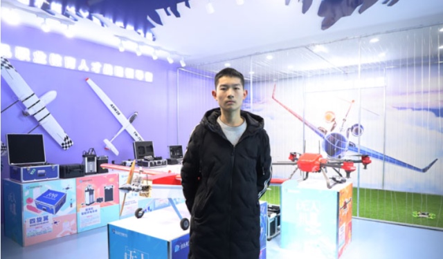 選擇新華學(xué)無(wú)人機(jī)，圓我“飛手”夢(mèng)
