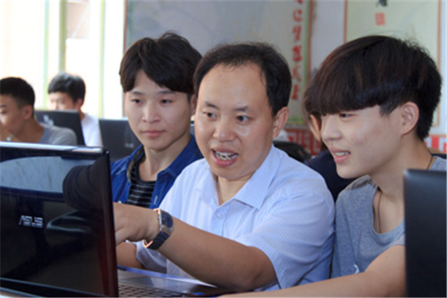 【優(yōu)秀教師專訪】做學(xué)生成長(zhǎng)成才的引路人