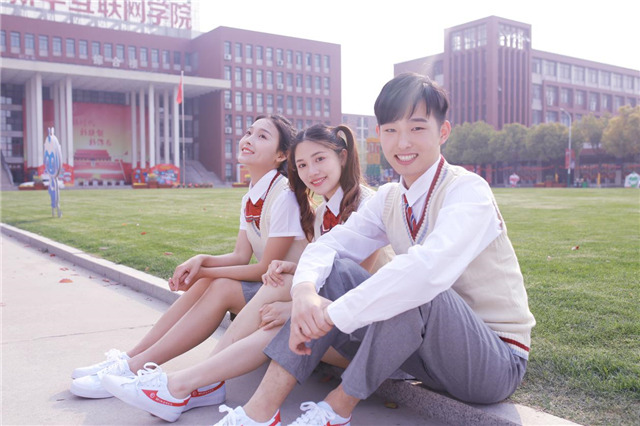 結(jié)伴來新華 一起創(chuàng)造精彩未來！