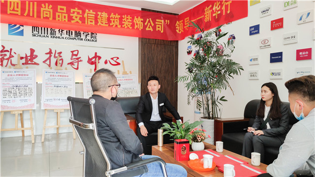 企業(yè)進(jìn)校搶人才，足不出戶就好業(yè)