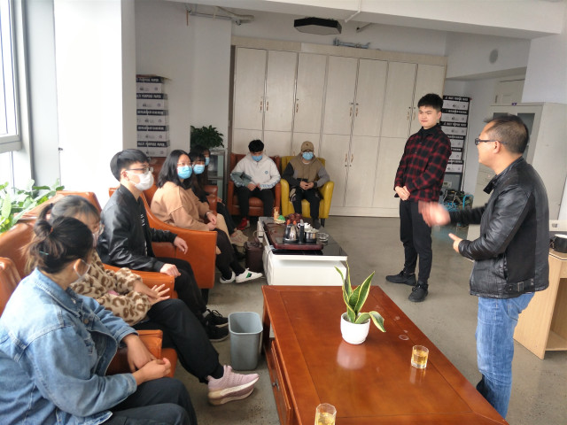 讓學生走進企業(yè)，就業(yè)更放心