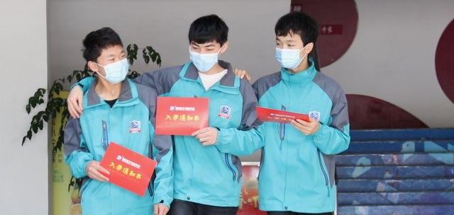 三人結(jié)伴來新華，老朋友再做新同學(xué)！