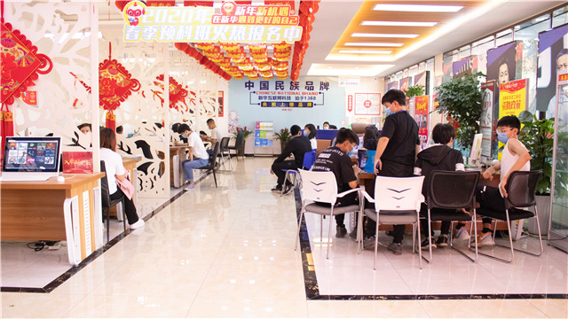 5?1嗨學(xué)季｜四川新華五一試學(xué)體驗營火爆開營！