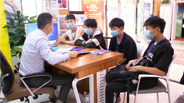 5?1嗨學(xué)季｜四川新華五一試學(xué)體驗營火爆開營！