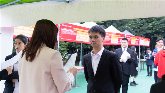 初入職場，我們?nèi)绾伪３至己玫男膽B(tài)