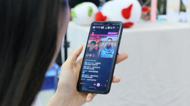 燃爆！麗江石榴哥現(xiàn)場連麥新華電商專業(yè)學(xué)子