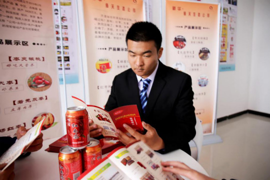 燃爆！麗江石榴哥現(xiàn)場連麥新華電商專業(yè)學(xué)子