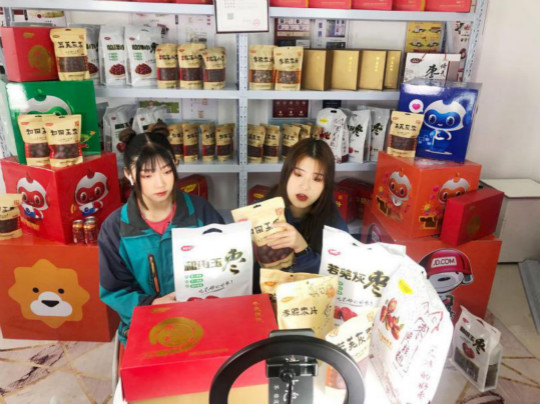 燃爆！麗江石榴哥現(xiàn)場連麥新華電商專業(yè)學(xué)子