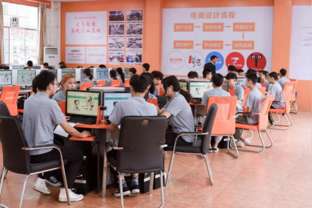 抖音達人連麥央視聚焦新華學子，看好電商行業(yè)