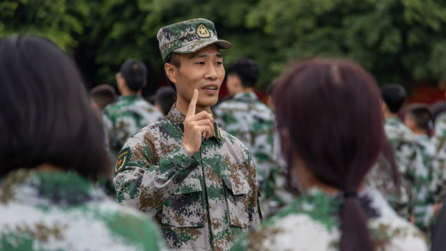 新生的第一課，軍訓(xùn)生活打響了新生活的第一槍！