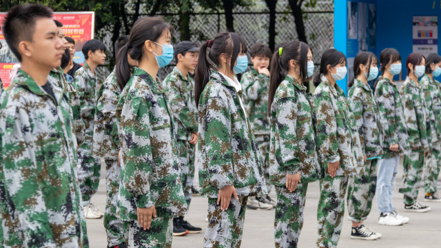 新生的第一課，軍訓(xùn)生活打響了新生活的第一槍！