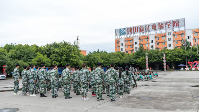 新生的第一課，軍訓(xùn)生活打響了新生活的第一槍！