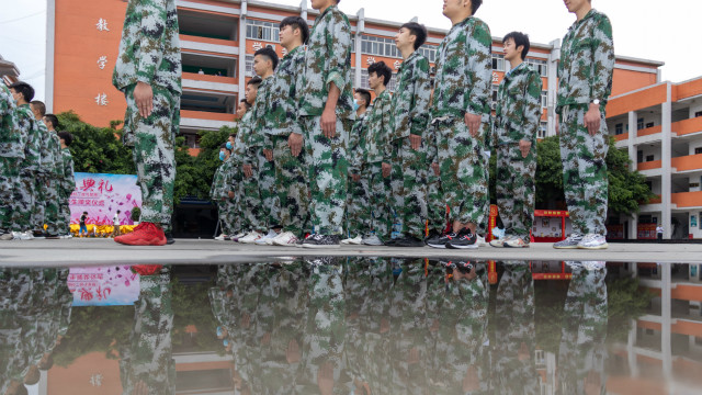 新生的第一課，軍訓(xùn)生活打響了新生活的第一槍！