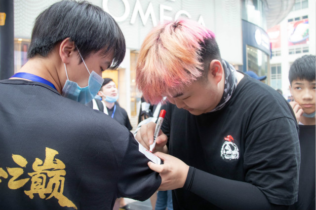 電競(jìng)少年又雙叒叕奪得冠軍，新華行走中的冠軍！