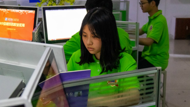 想要學(xué)一門實用的技術(shù)，選擇了UI