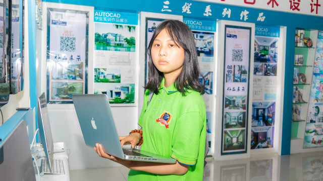 想要學(xué)一門實用的技術(shù)，選擇了UI