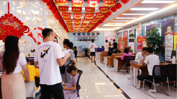 好學(xué)校成就好未來，四川新華火熱招生中……