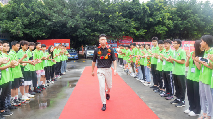 四川新華校友會(huì)商會(huì)會(huì)長(zhǎng)——黃鵬