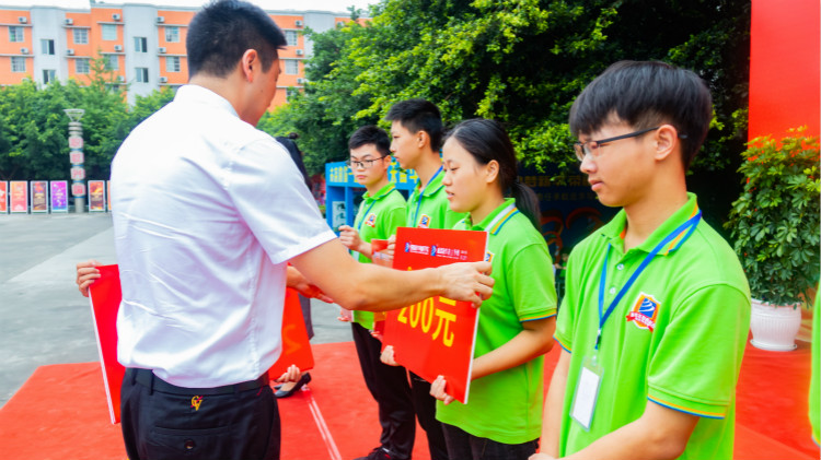 2020“紅色青春·魅力校園”四川新華勵(lì)志獎(jiǎng)學(xué)金頒獎(jiǎng)典禮盛大舉行！