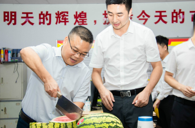 【九月開(kāi)學(xué)季】院領(lǐng)導(dǎo)走訪宿舍慰問(wèn)新生