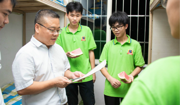 【九月開(kāi)學(xué)季】院領(lǐng)導(dǎo)走訪宿舍慰問(wèn)新生