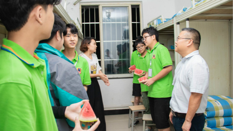 【九月開(kāi)學(xué)季】院領(lǐng)導(dǎo)走訪宿舍慰問(wèn)新生