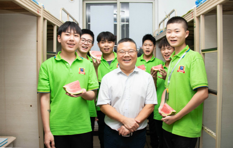 【九月開(kāi)學(xué)季】院領(lǐng)導(dǎo)走訪宿舍慰問(wèn)新生