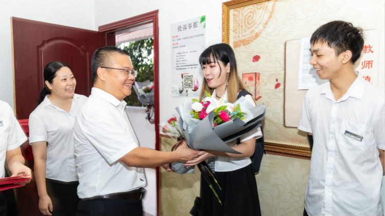 教師節(jié)校領(lǐng)導慰問各部門老師