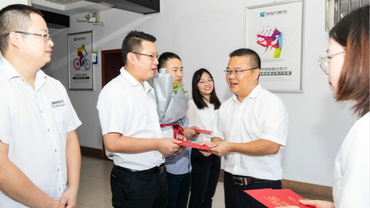 教師節(jié)校領(lǐng)導慰問各部門老師