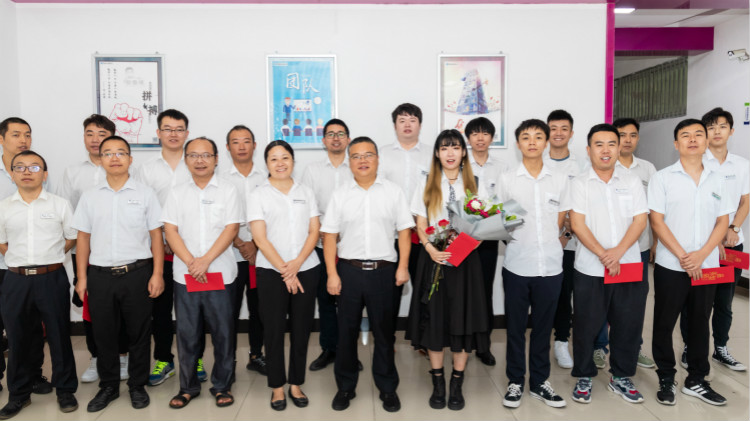 教師節(jié)校領(lǐng)導慰問各部門老師