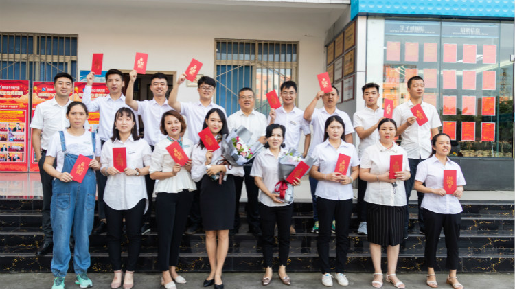 教師節(jié)校領(lǐng)導慰問各部門老師