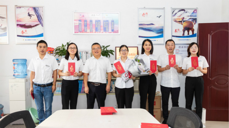 教師節(jié)校領(lǐng)導慰問各部門老師